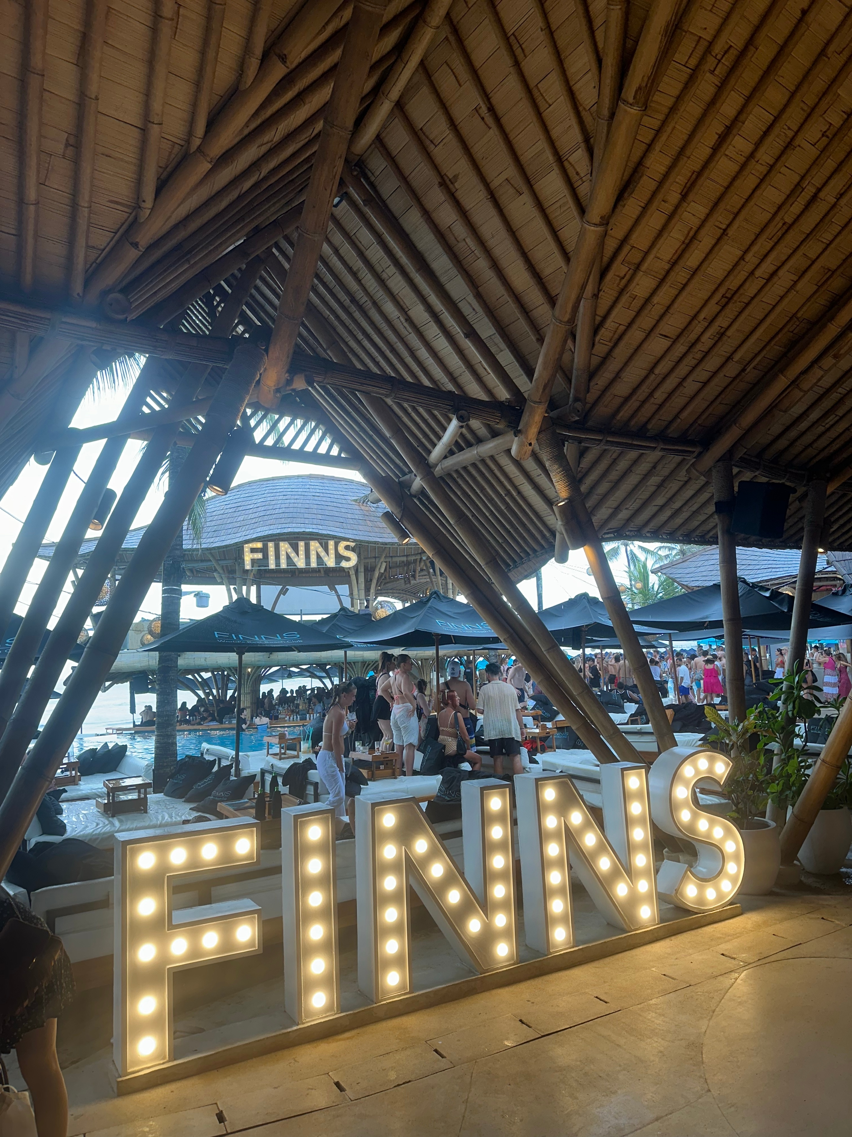 Place context - Finn's Beach Club